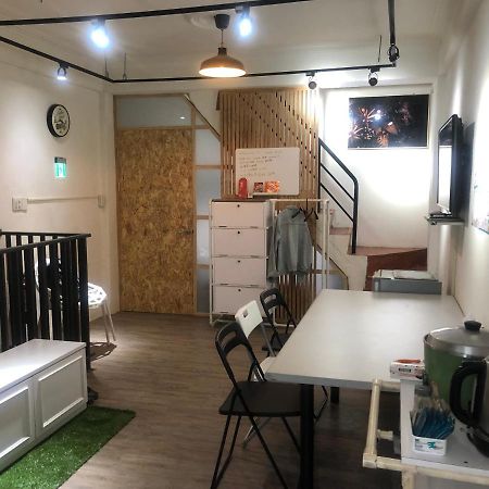 Simple Walk Guest House 小公寓 Tainan Bagian luar foto