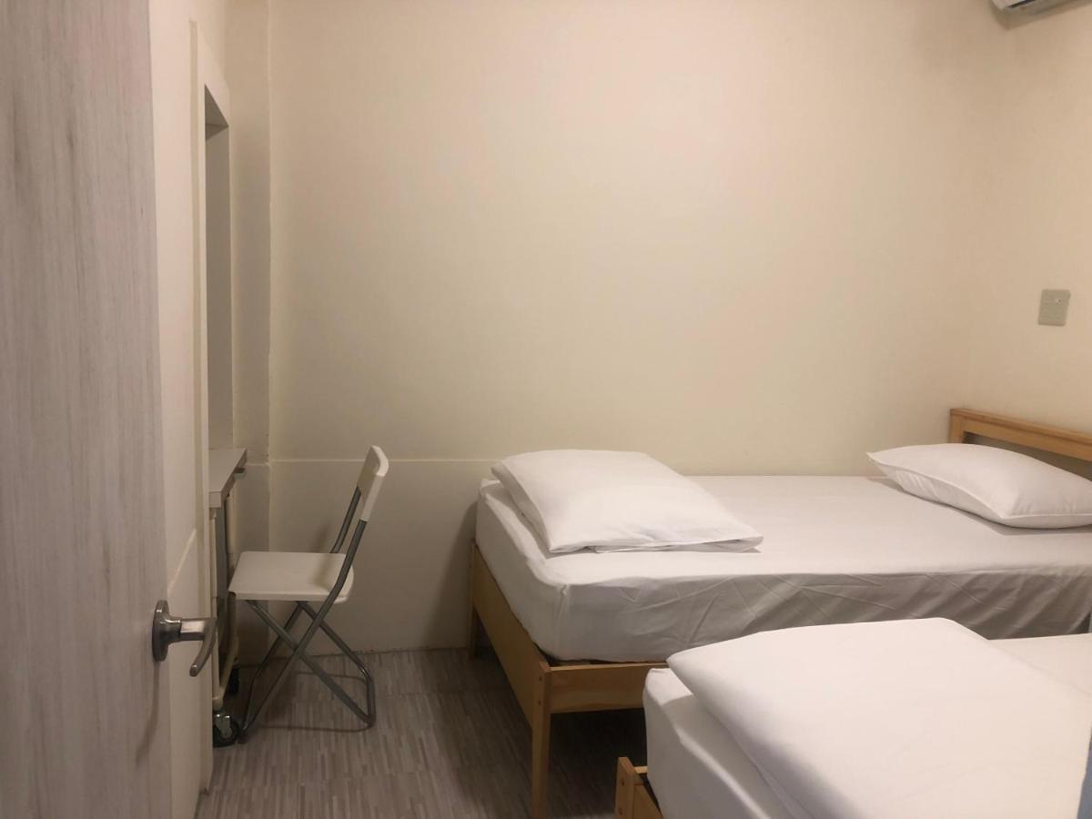 Simple Walk Guest House 小公寓 Tainan Bagian luar foto