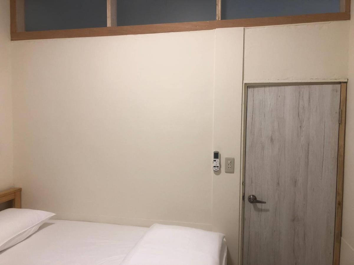 Simple Walk Guest House 小公寓 Tainan Bagian luar foto