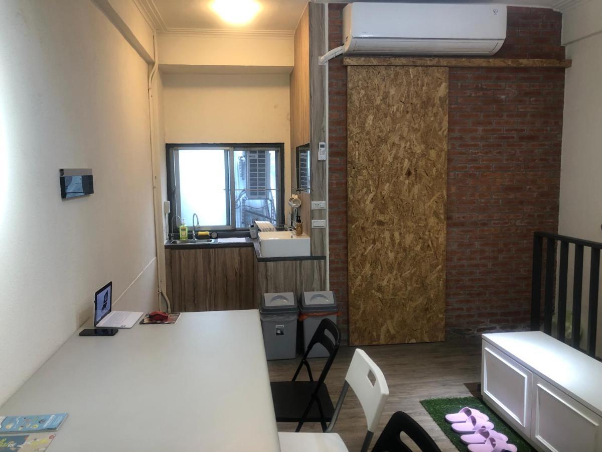 Simple Walk Guest House 小公寓 Tainan Bagian luar foto