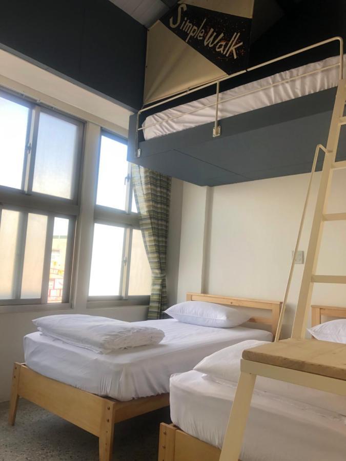 Simple Walk Guest House 小公寓 Tainan Bagian luar foto
