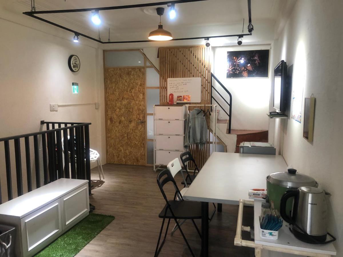 Simple Walk Guest House 小公寓 Tainan Bagian luar foto