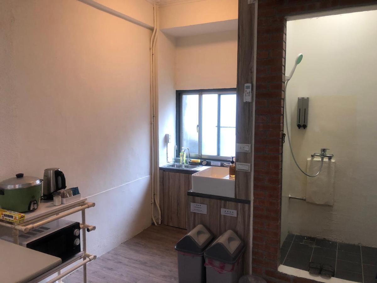 Simple Walk Guest House 小公寓 Tainan Bagian luar foto