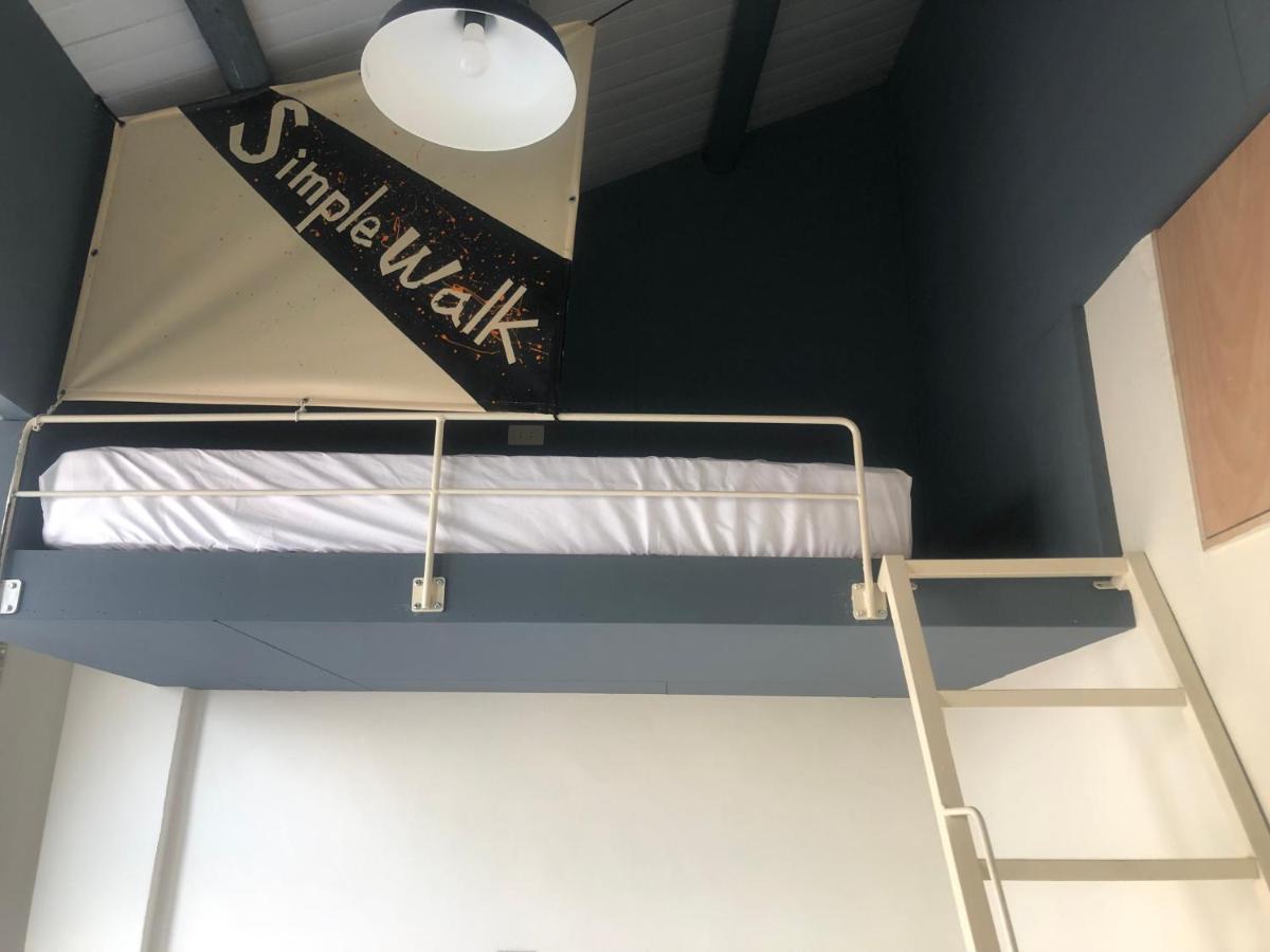 Simple Walk Guest House 小公寓 Tainan Bagian luar foto